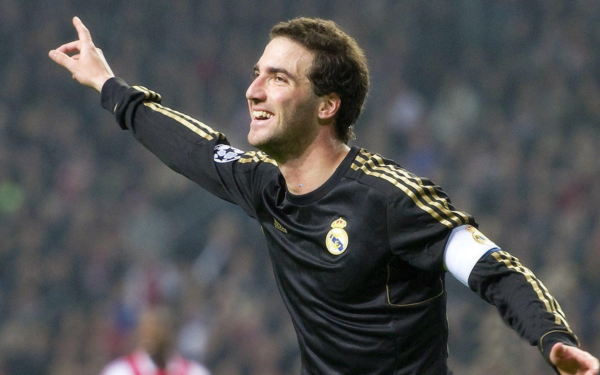 拜仁高层对乌帕梅卡诺拖延态度失去耐心，夏季转会窗或引发后防重组