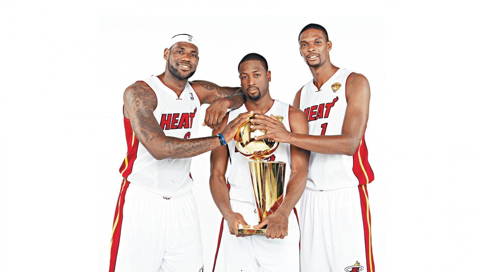 逆天身体天赋!弗拉格罚球线起跳滑翔上篮美如画,超远扣篮造犯规震动全场